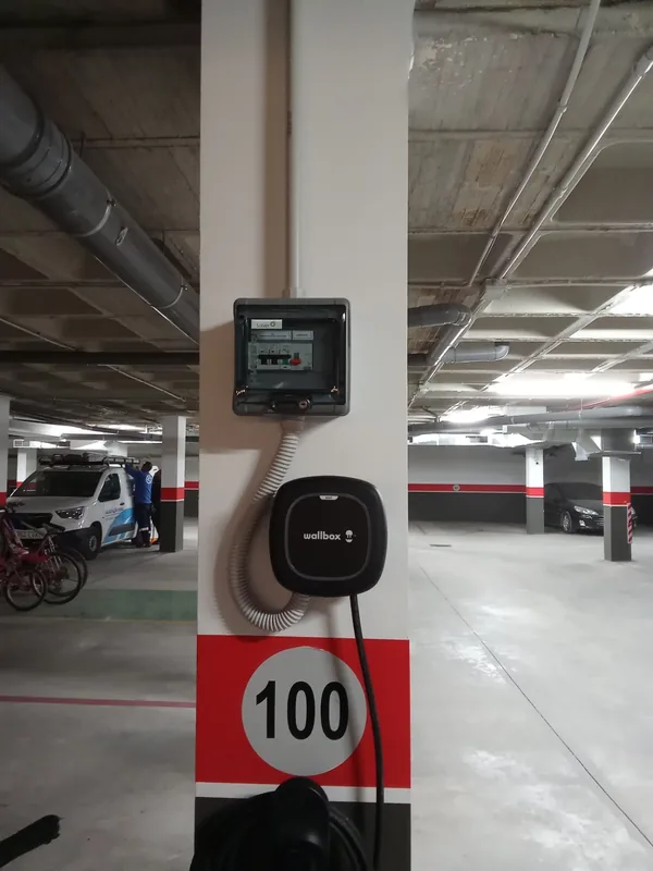 Instalación en garaje comunitario con Wallbox Pulsar en Murcia - Instalación profesional por CargaEnCasa