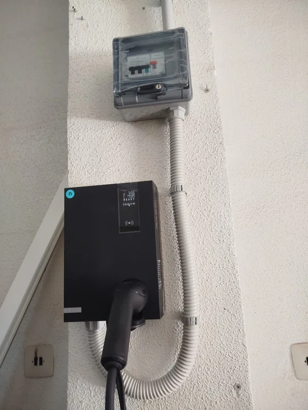 Cargador Raedian con cuadro de protecciones en exterior
